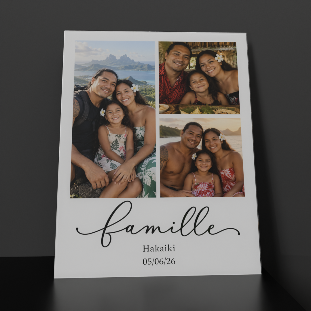 Cadre famille plexi 30×40 posé sur un meuble, 3 photos, nom de famille et date