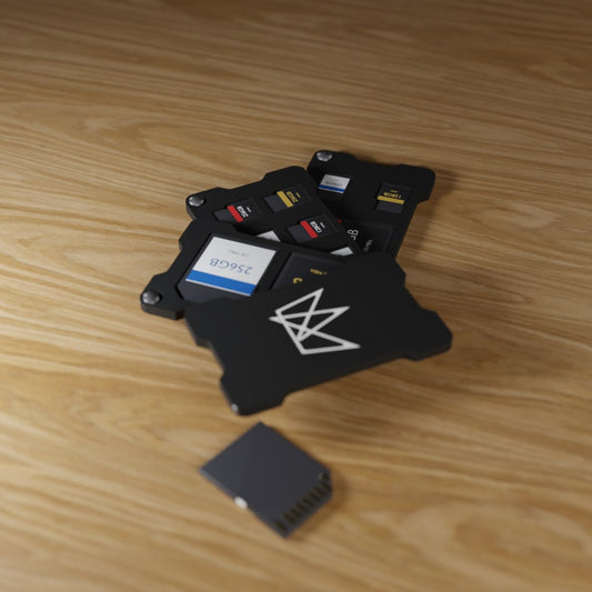 Plaques aimantées iki ouvertes en éventail sur un bureau, cartes SD visibles