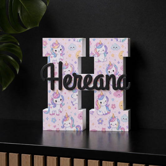 Prénom 3D en relief Hereana, initiale décorée et prénom en écriture, sur un meuble noir