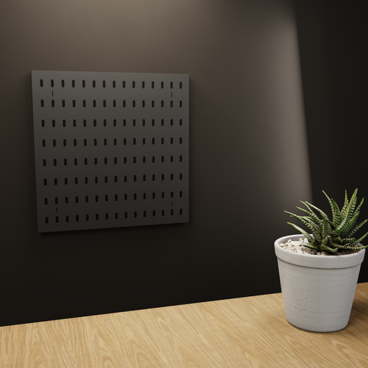 Panneau perforé iki 30 × 30 cm noir fixé au mur au-dessus d’un bureau en bois