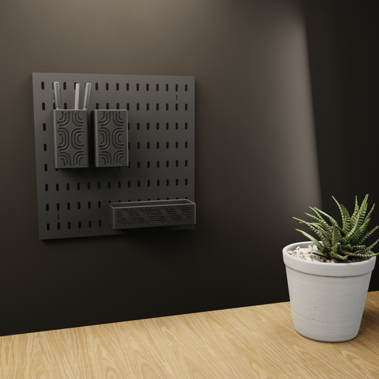 Boîtes iki noires accrochées sur un panneau perforé au-dessus d’un bureau en bois